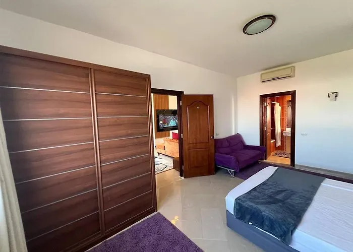 Apartment 2-bdr With Sea View, 2nd Floor, 37 *