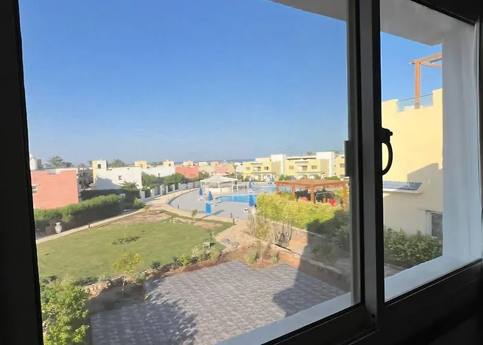 Apartment 2-bdr With Sea View, 2nd Floor, 37