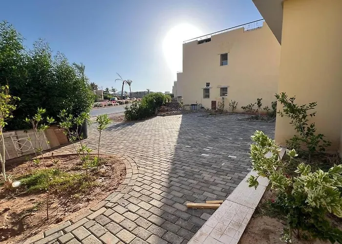Apartment 2-bdr With Sea View, 2nd Floor, 37